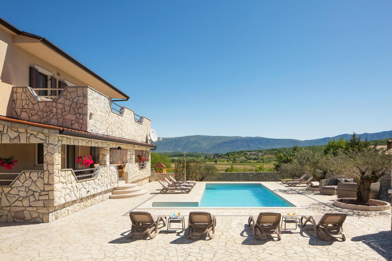 Villa Vesna With Sauna, Hot Tub Potpićan Esterno foto