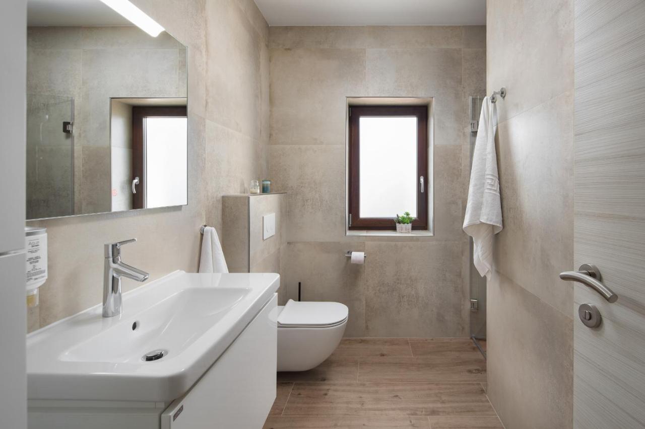Villa Vesna With Sauna, Hot Tub Potpićan Esterno foto