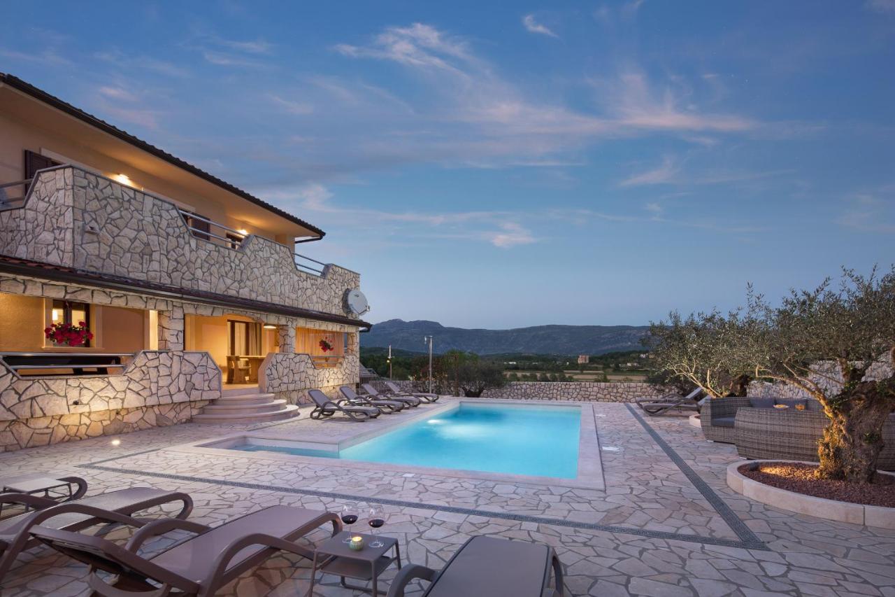 Villa Vesna With Sauna, Hot Tub Potpićan Esterno foto