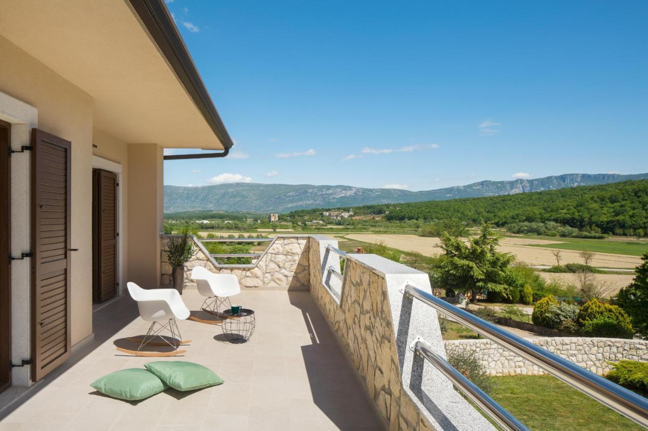Villa Vesna With Sauna, Hot Tub Potpićan Esterno foto