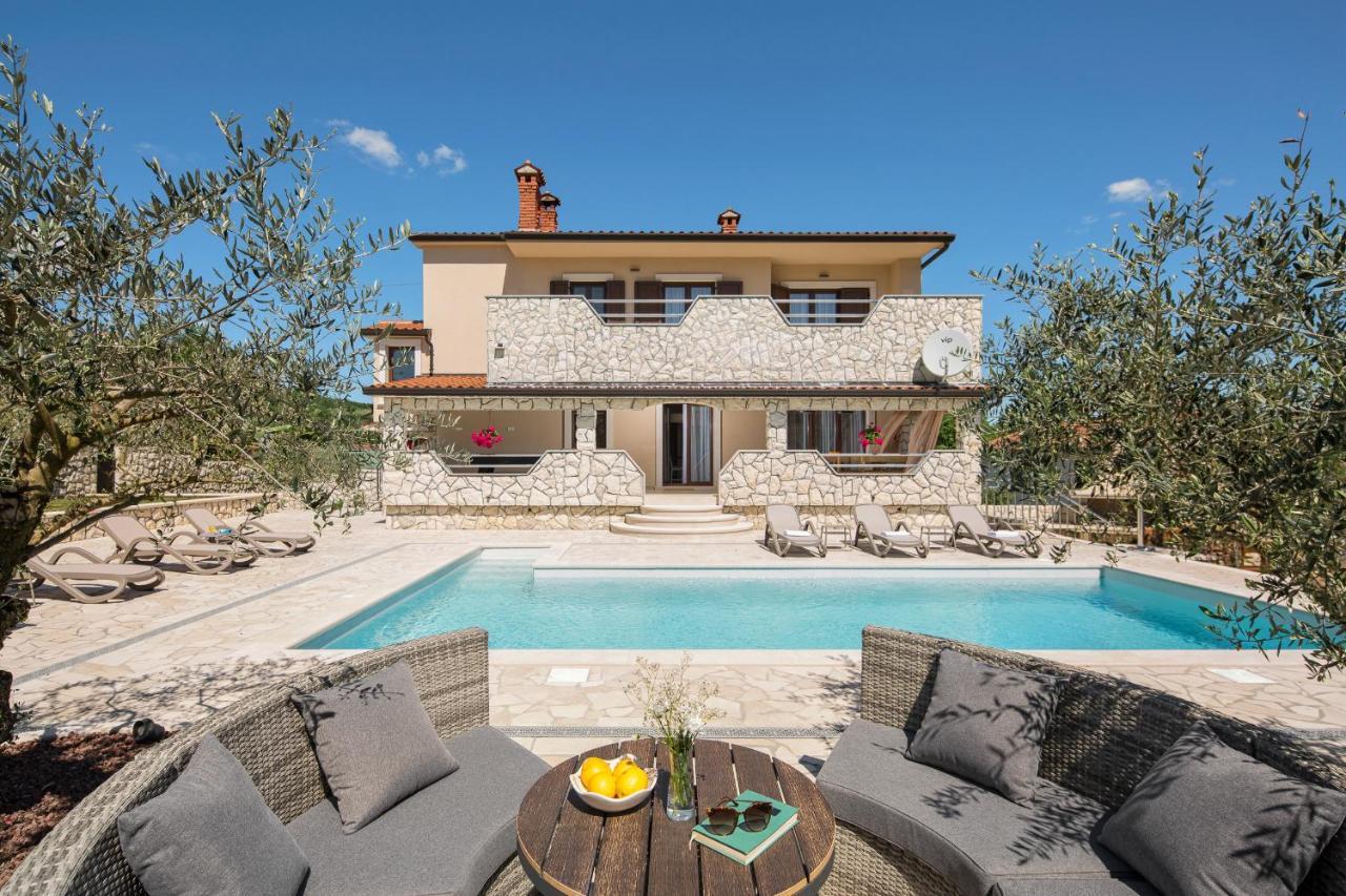Villa Vesna With Sauna, Hot Tub Potpićan Esterno foto