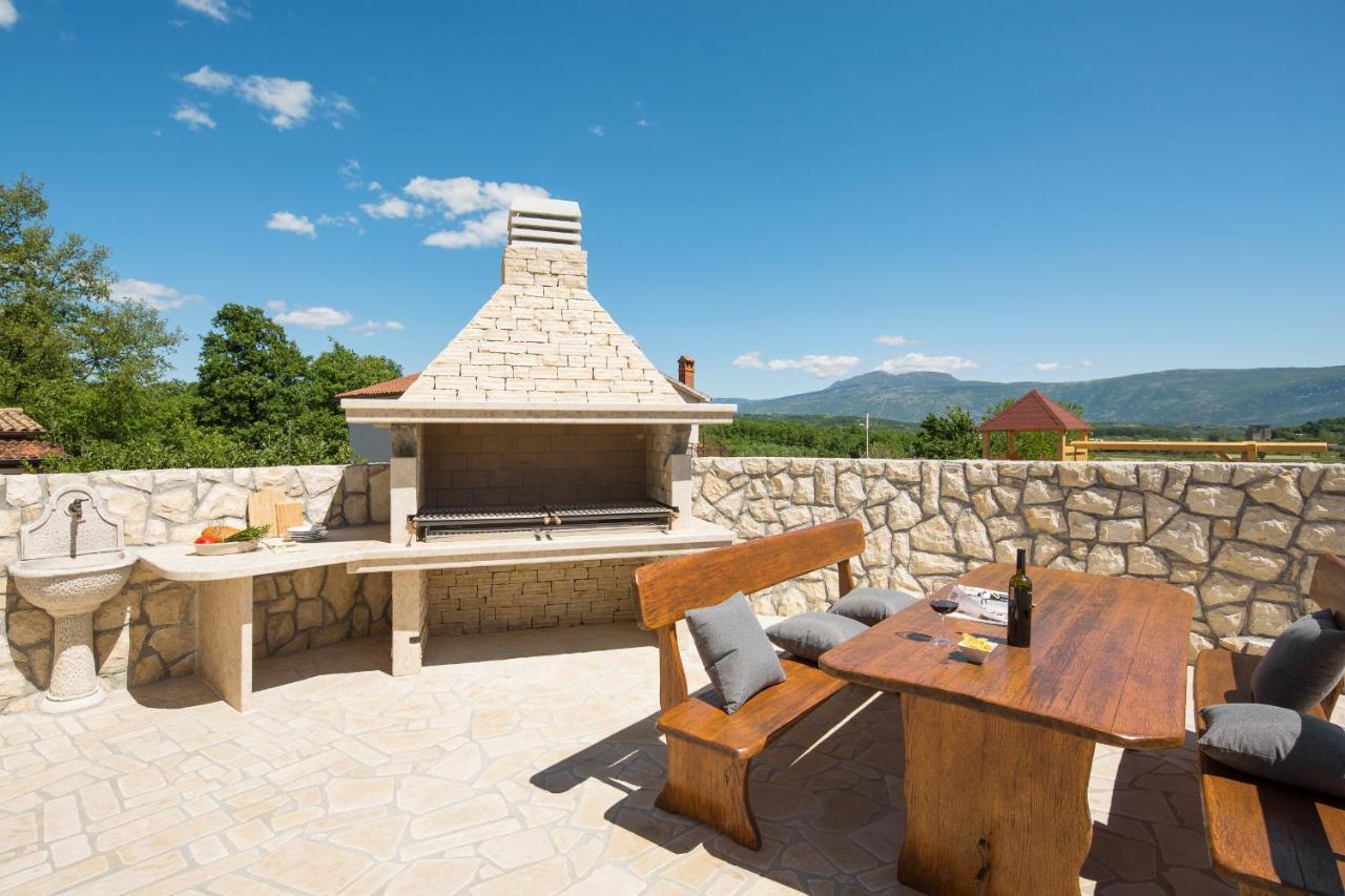Villa Vesna With Sauna, Hot Tub Potpićan Esterno foto